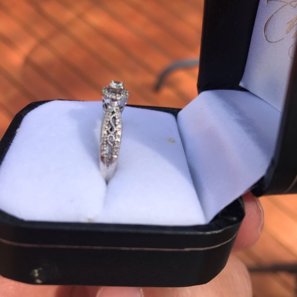 Beautiful white gold engagement ring - Picture 3 of 4